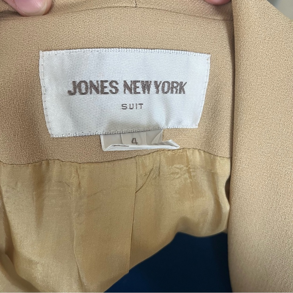 Jones New York tan skirt suit with double lapel, size 4 - Picture 6 of 9